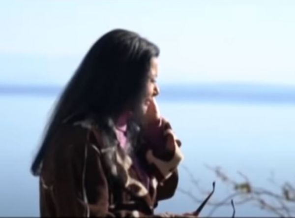 Ζωζώ Σαπουντζάκη: Τα δάκρυά της στα ερείπια του σπιτιού της στην Κινέτα