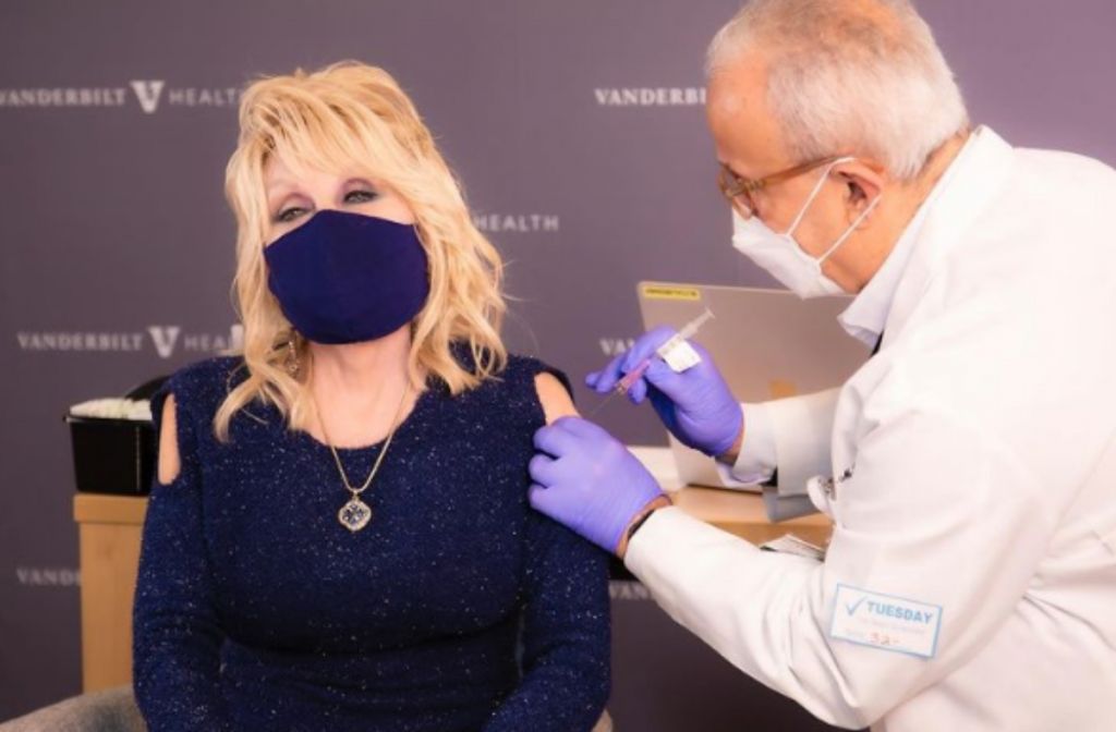 Ντόλι Πάρτον: Εμβολιάστηκε και διασκευάζει το αγαπημένο «Jolene»