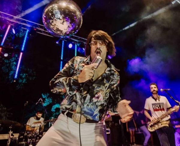 Τόνι Σφήνος: O άνθρωπος πίσω από την περσόνα