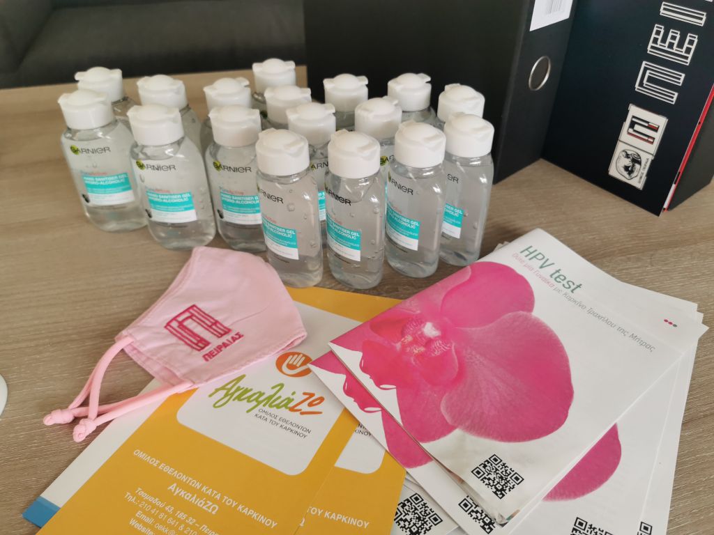 Προσφορά αντισηπτικών στον Δήμο Πειραιά από τον Όμιλο Εθελοντών κατά του Καρκίνου «ΑγκαλιάΖΩ»