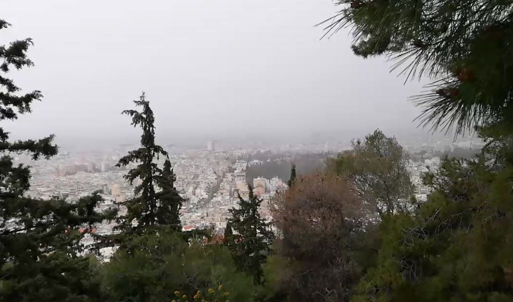 Καιρός : Χιονίζει στο κέντρο της Αθήνας - Έπεσαν οι πρώτες νιφάδες