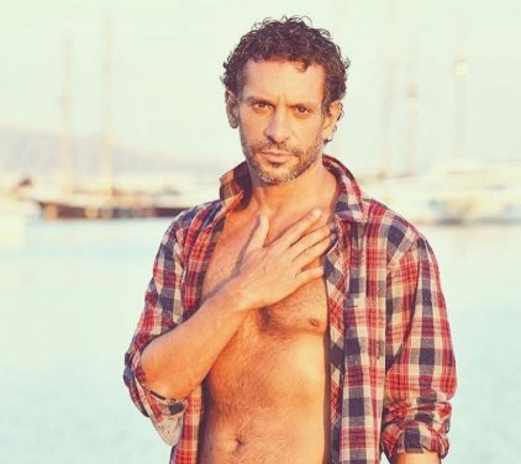 Γιώργος Χρανιώτης: Ολόγυμνος και χαρωπός στην θάλασσα