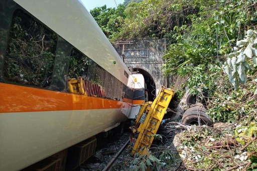 Ταϊβάν : Εκτροχιάστηκε τρένο μέσα σε στοά – Τουλάχιστον τέσσερις νεκροί