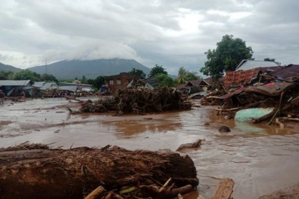 Ινδονησία : Σχεδόν 80 νεκροί και δεκάδες αγνοούμενοι από πλημμύρες