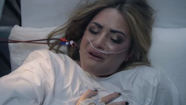 Ντέμι Λοβάτο : Αναβιώνει την νύχτα που κόντεψε να πεθάνει από υπερβολική δόση στο νέο της κλιπ