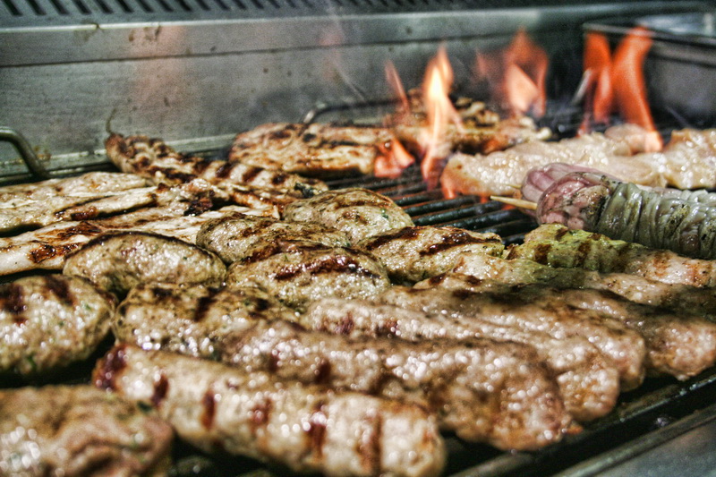 Lockdown : «Ντου» της αστυνομίας σε ψητοπωλείο που λειτουργούσε σερβίροντας σε πελάτες