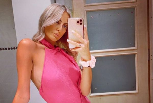 Δώρα Γκουγκούση: Η σύντροφος του Κλάους Αθανασιάδη «κόβει» την ανάσα με τις πόζες της