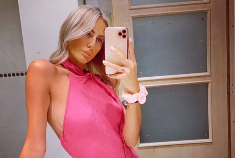 Δώρα Γκουγκούση: Η σύντροφος του Κλάους Αθανασιάδη «κόβει» την ανάσα με τις πόζες της