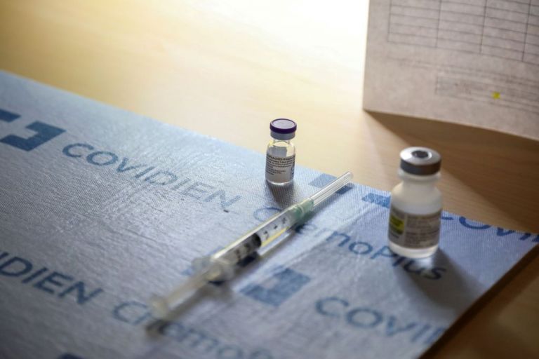 Ημέρα αποφάσεων για εμβόλιο AstraZeneca - Τα τρία σενάρια που θα εξετάσει η Εθνική Επιτροπή Εμβολιασμών