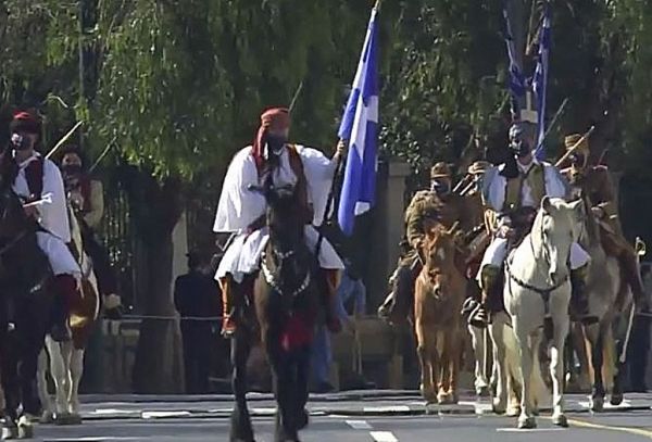 Έρχεται το… ιππικό