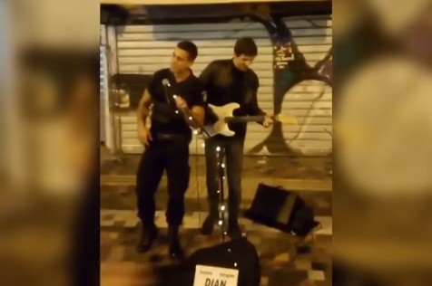 Οι αποκαλύψεις του αστυνομικού που έγινε viral τραγουδώντας στο Μοναστηράκι