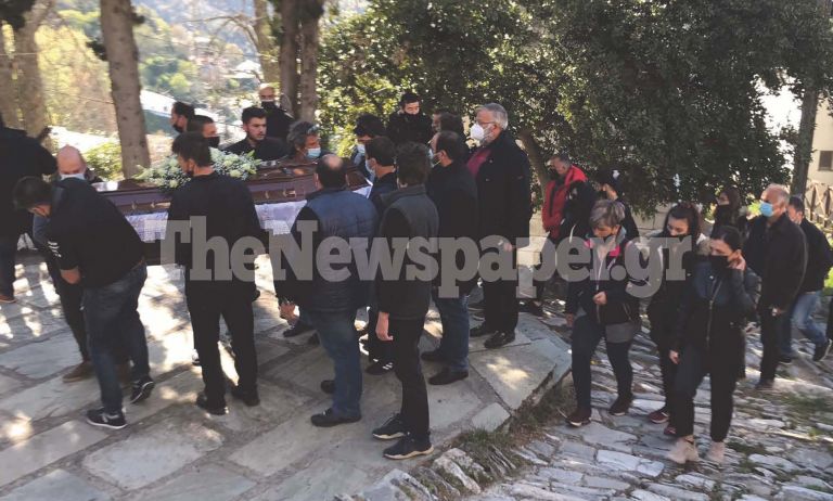 Μακρινίτσα : Βουβός θρήνος στην κηδεία για τα δύο αδέρφια – Τραγικές φιγούρες οι γονείς τους
