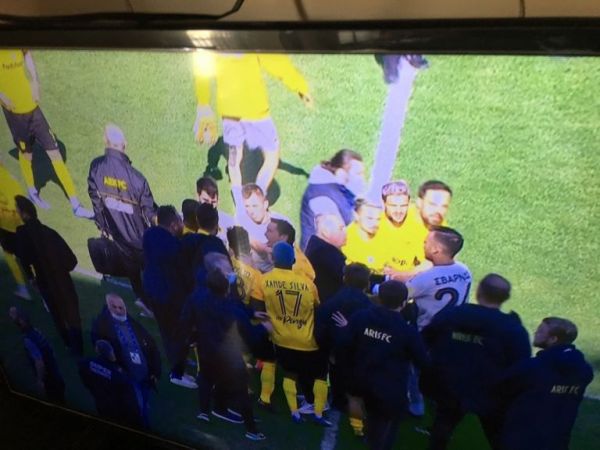 Ένταση στο φινάλε στο Βικελίδης: Στα χέρια οι παίκτες, τους χώριζε ο Δημητριάδης