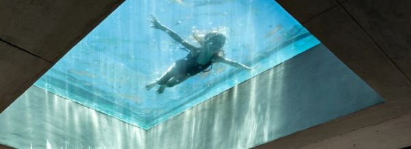 Μια πισίνα από γυαλί γίνεται το κεντρικό φωτιστικό αυτού του ρετιρέ στη Βραζιλία