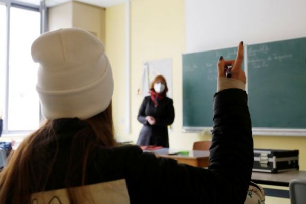 Ιταλία : Καθηγήτρια υποχρέωσε μαθήτρια να κλείσει τα μάτια της με μαντήλι για να μην «κλέψει» σε τεστ