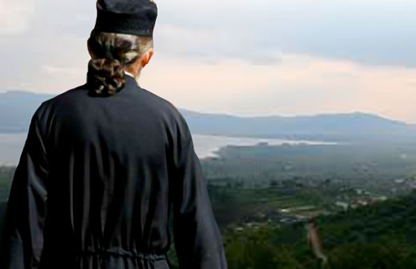 Ιταλία : Ιερέας ερωτεύτηκε, ομολόγησε τα αισθήματά στο εκκλησίασμα και… κρέμασε άμφια