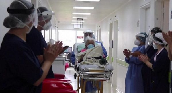 Κοροναϊός : Γιαγιά 104 ετών νίκησε τον κοροναϊό για δεύτερη φορά – Τα χειροκροτήματα των γιατρών