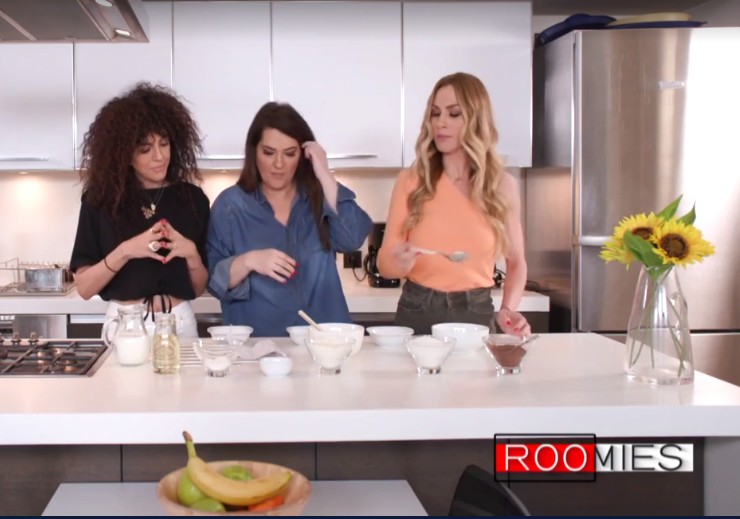 Οι Roomies φτιάχνουν το «κέικ του τεμπέλη» για τις μεταμεσονύχτιες λιγούρες