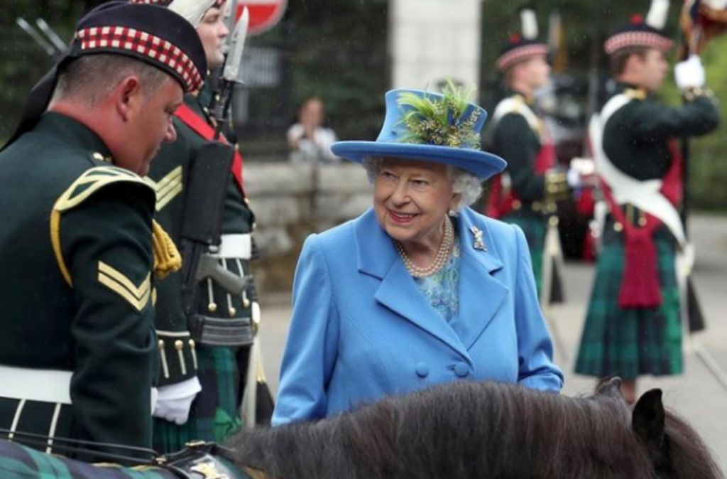 Η βασίλισσα Ελισάβετ βολτάρει γελαστή μαζί με τον πρίγκιπα Κάρολο