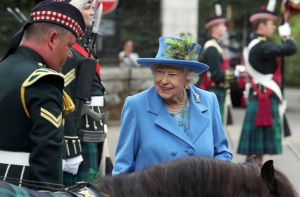 Η βασίλισσα Ελισάβετ βολτάρει γελαστή μαζί με τον πρίγκιπα Κάρολο