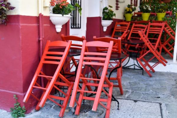 Ανοίγει η εστίαση: Ο περιορισμός ατόμων, οι αποστάσεις και το ωράριο – Τι θα γίνει με το SMS