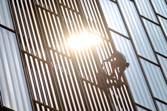 Σκαρφάλωσε σε έναν από τους ψηλότερους ουρανοξύστες, ωστόσο είχε «άδοξο» τέλος