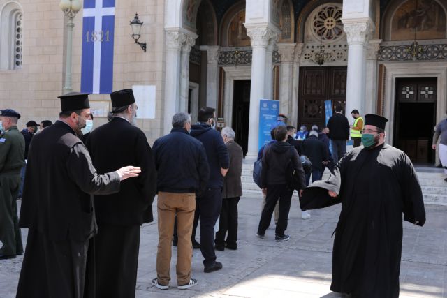 Πάσχα: Με rapid test οι ιερείς στις εκκλησίες - Ουρές έξω από τη Μητρόπολη Αθηνών