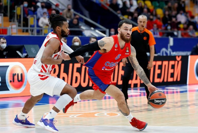 Αναχωρεί άμεσα για τις ΗΠΑ ο Μάικ Τζέιμς