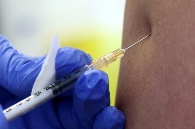 Βασιλακόπουλος: Εξαιρετικά σπάνιες οι θρομβώσεις λόγω εμβολίων – Τι είπε για τις εγκύους