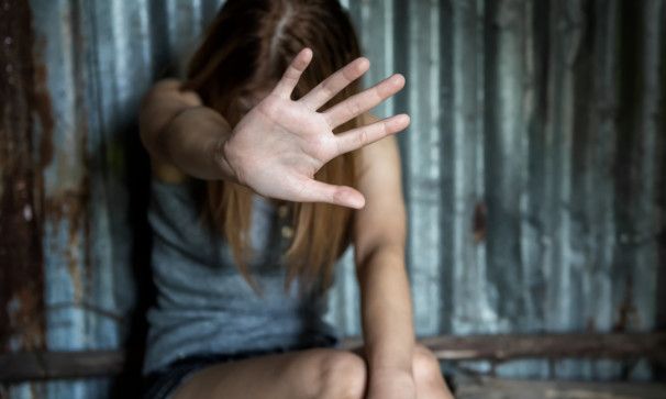 «Με βίασε τουλάχιστον 10 φορές» – Σοκάρει καταγγελία κοπέλας για τον πατέρα της