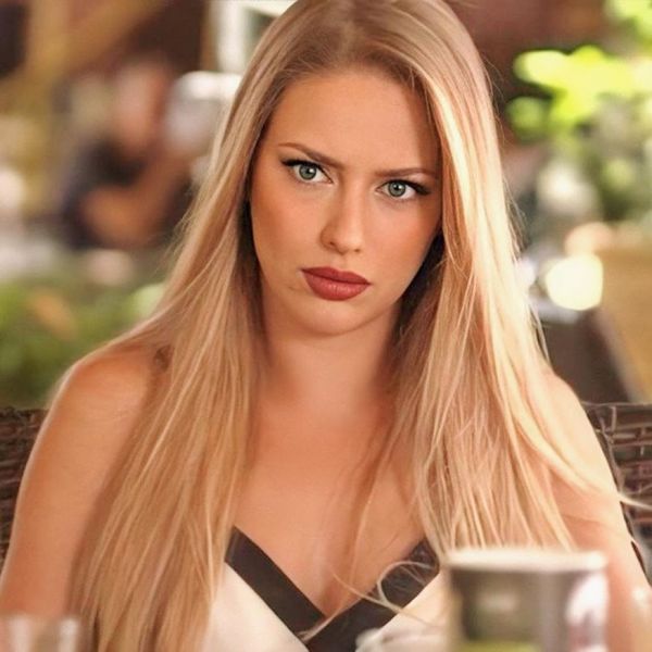 Η Ντόρα Μακρυγιάννη ποζάρει τόπλες και “ρίχνει”το Instagram