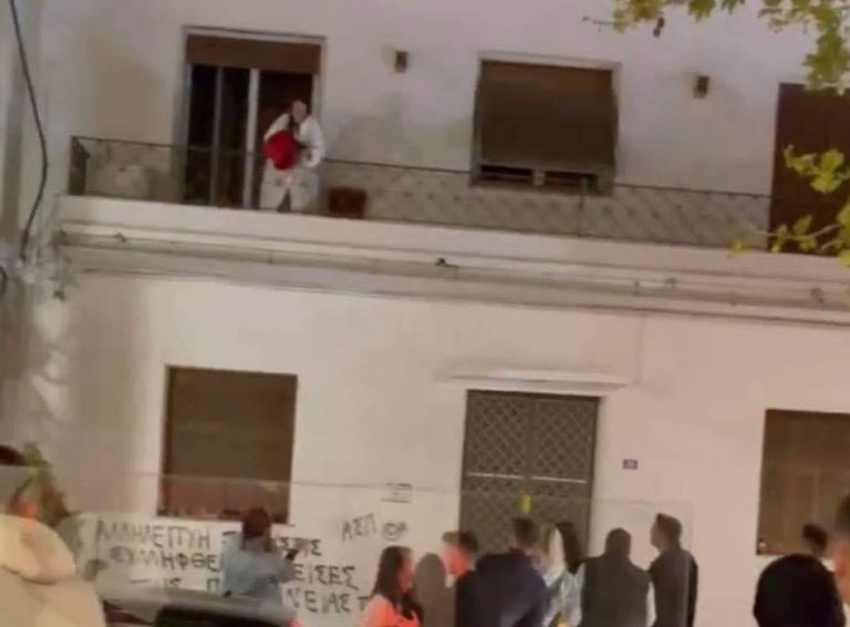 Περιστέρι : Κατέβρεξε με κουβά συγκεντρωμένους σε κορονοπάρτι στη Βεάκη