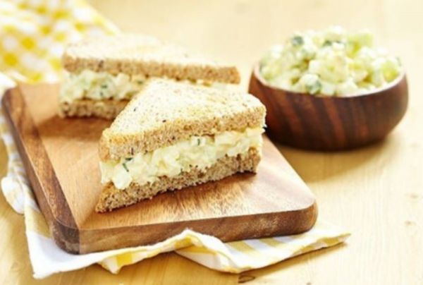 Έτσι θα φτιάξετε το πιο νόστιμο και light σάντουιτς με αυγοσαλάτα