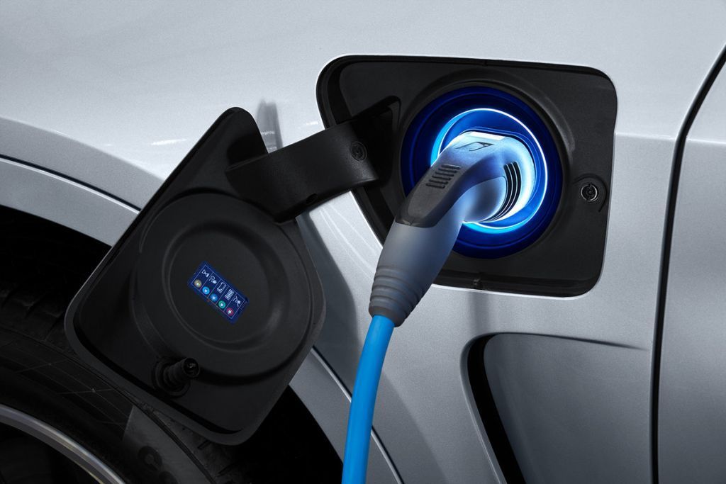 EE: Αύξηση 175% στις πωλήσεις plug-in υβριδικών αυτοκινήτων