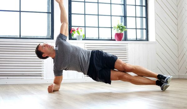 Με αυτές τις ασκήσεις στο σπίτι θα χτίσετε κορμί