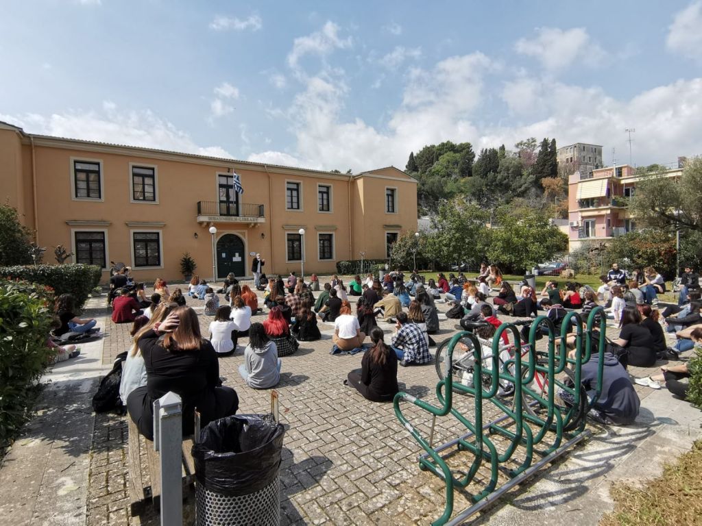 «Αντι-μαθήματα» σε προαύλια ελληνικών πανεπιστημίων