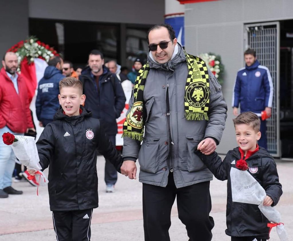 Ολυμπιακός : Συγκινητική ανάρτηση για τον πατέρα με το κασκόλ της ΑΕΚ που τίμησε τα θύματα της Θύρας 7