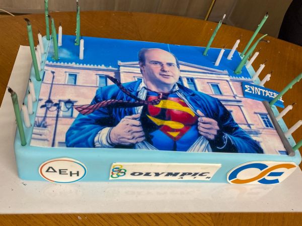 Κωστής Χατζηδάκης : Τα γενέθλια και η τούρτα σούπερμαν
