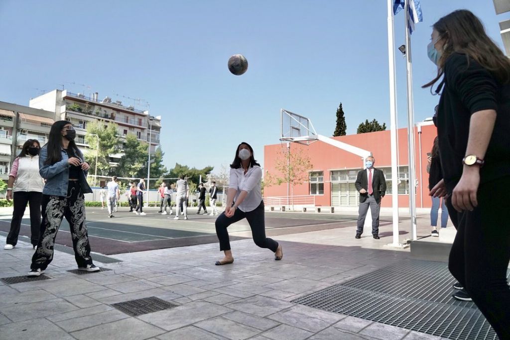 Νίκη Κεραμέως: Ευχήθηκε καλό Πάσχα στους μαθητές παίζοντας βόλεϊ μαζί τους