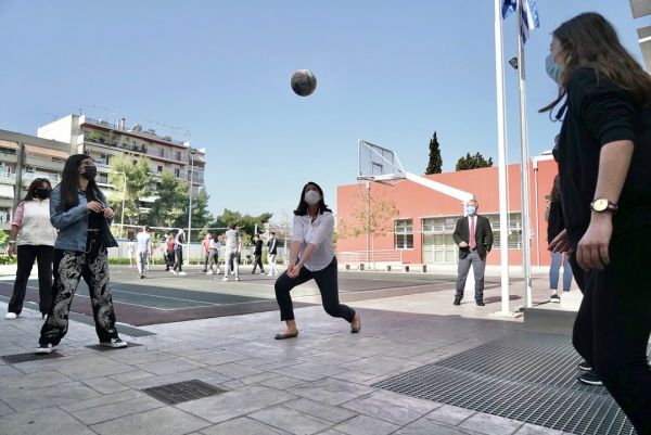 Νίκη Κεραμέως: Ευχήθηκε καλό Πάσχα στους μαθητές παίζοντας βόλεϊ μαζί τους