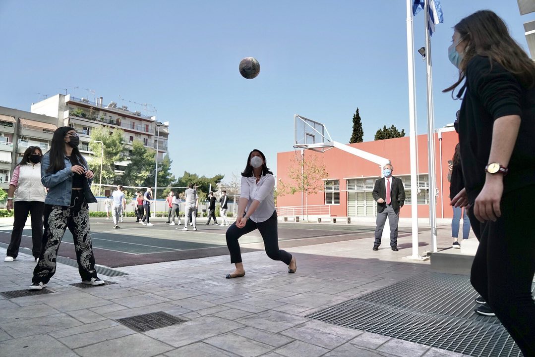 Νίκη Κεραμέως: Ευχήθηκε καλό Πάσχα στους μαθητές παίζοντας βόλεϊ μαζί τους