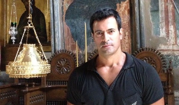 Νίκος Παπαδάκης: «Δεν μπορώ χωρίς να προσεύχομαι – Μιλάω με τους Αγίους, έχω μια οικειότητα μαζί τους»