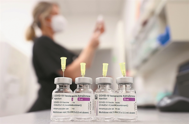 AstraZeneca : Τι ισχύει τελικά με το εμβόλιο – 15 ερωτήσεις και απαντήσεις