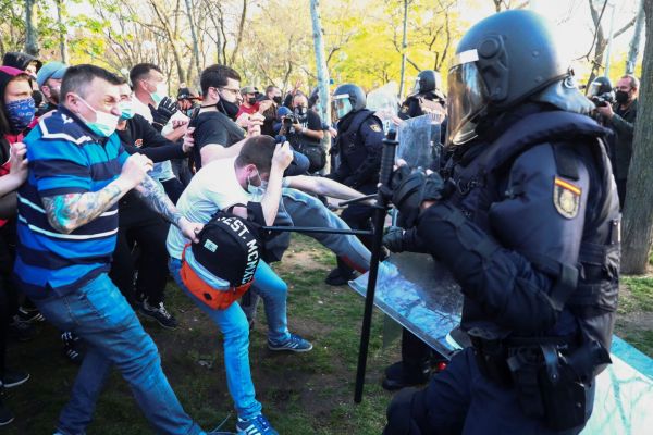 Ισπανία: Συγκρούσεις αριστερών διαδηλωτών με ακροδεξιούς και με την αστυνομία
