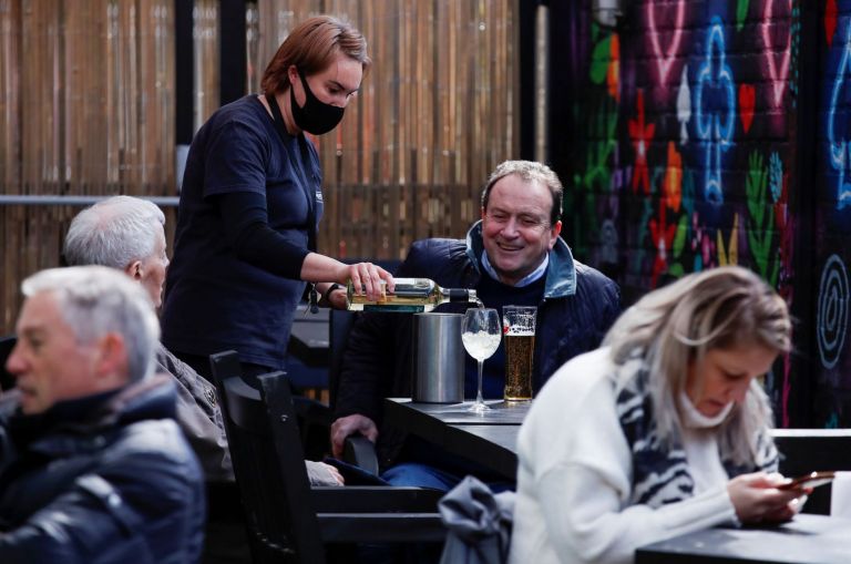 Politico : Η Αγγλία ετοιμάζεται να μεθύσει σήμερα αλλά με τις μισές παμπ κλειστές