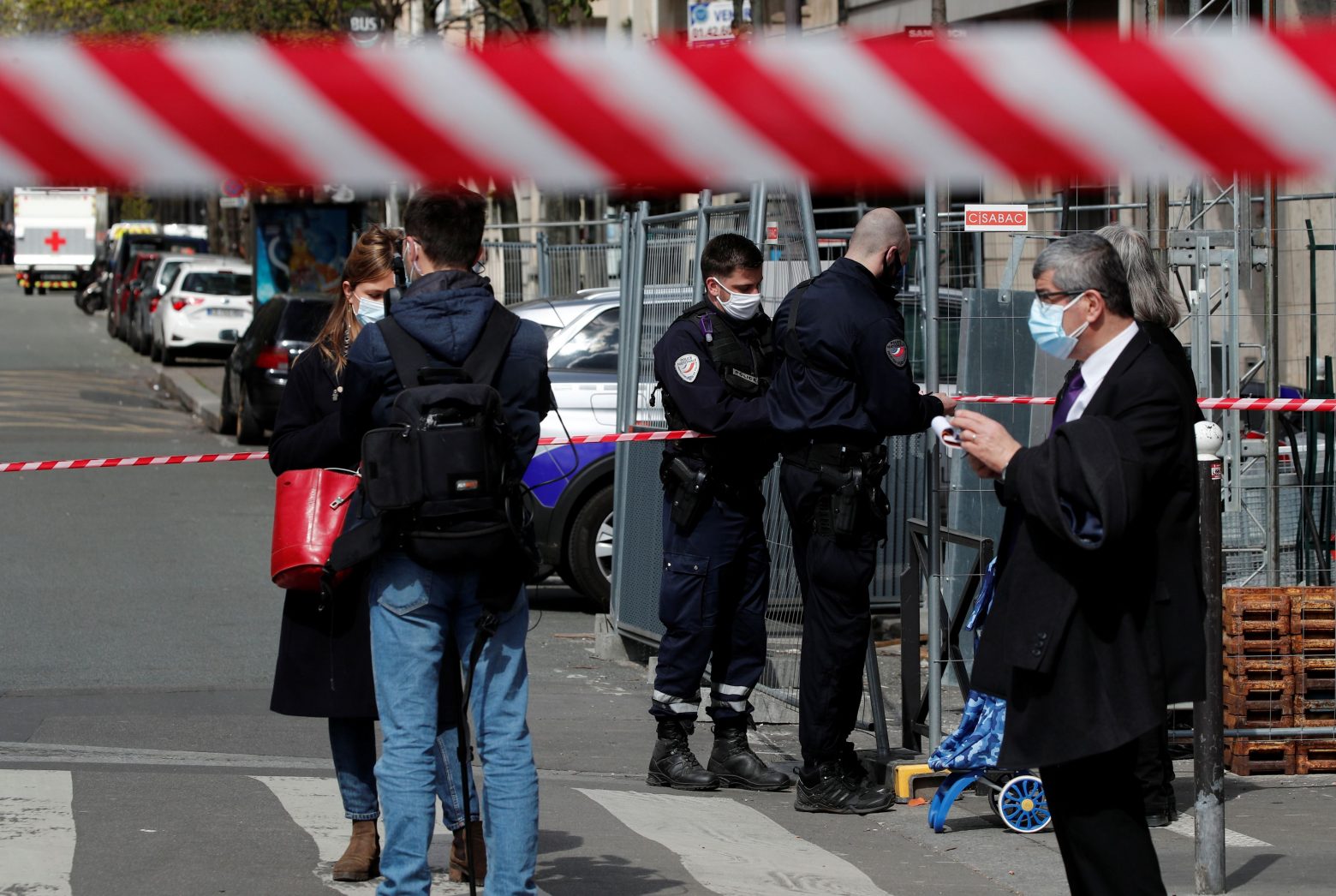 Παρίσι : Ένας νεκρός και ένας τραυματίας από τους πυροβολισμούς έξω από το νοσοκομείο