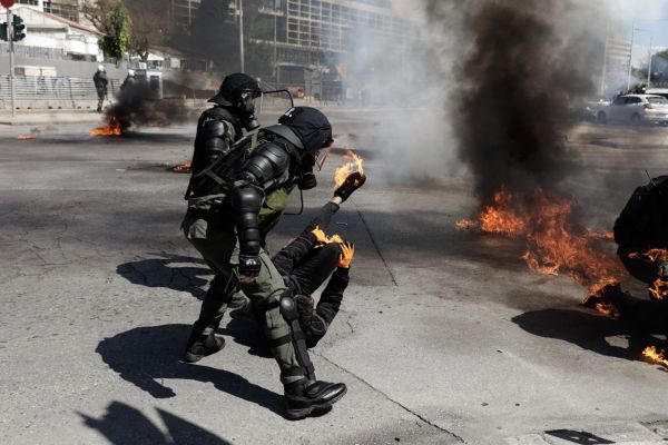 Θεσσαλονίκη: Άνδρες των ΜΑΤ βοήθησαν διαδηλωτή που καιγόταν από μολότοφ