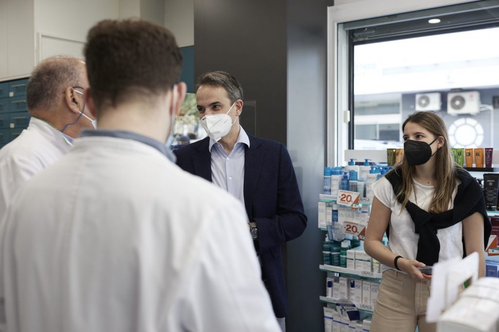 Κυριάκος Μητσοτάκης : Σε φαρμακείο της Καλλιθέας για το self test της Δάφνης