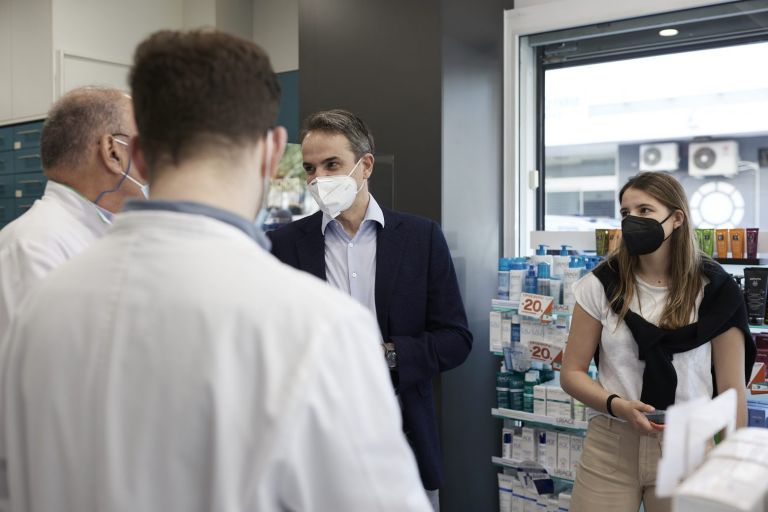 Κυριάκος Μητσοτάκης : Σε φαρμακείο της Καλλιθέας για το self test της Δάφνης