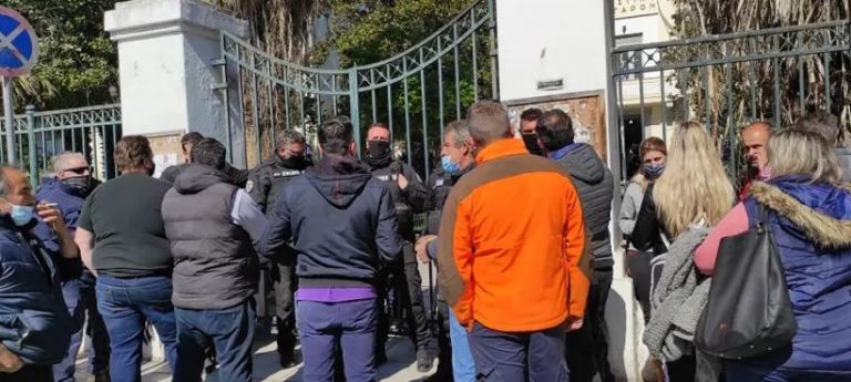 Έγκλημα στη Μακρινίτσα : Ένταση στα δικαστήρια του Βόλου – Προπηλάκισαν τον 32χρονο